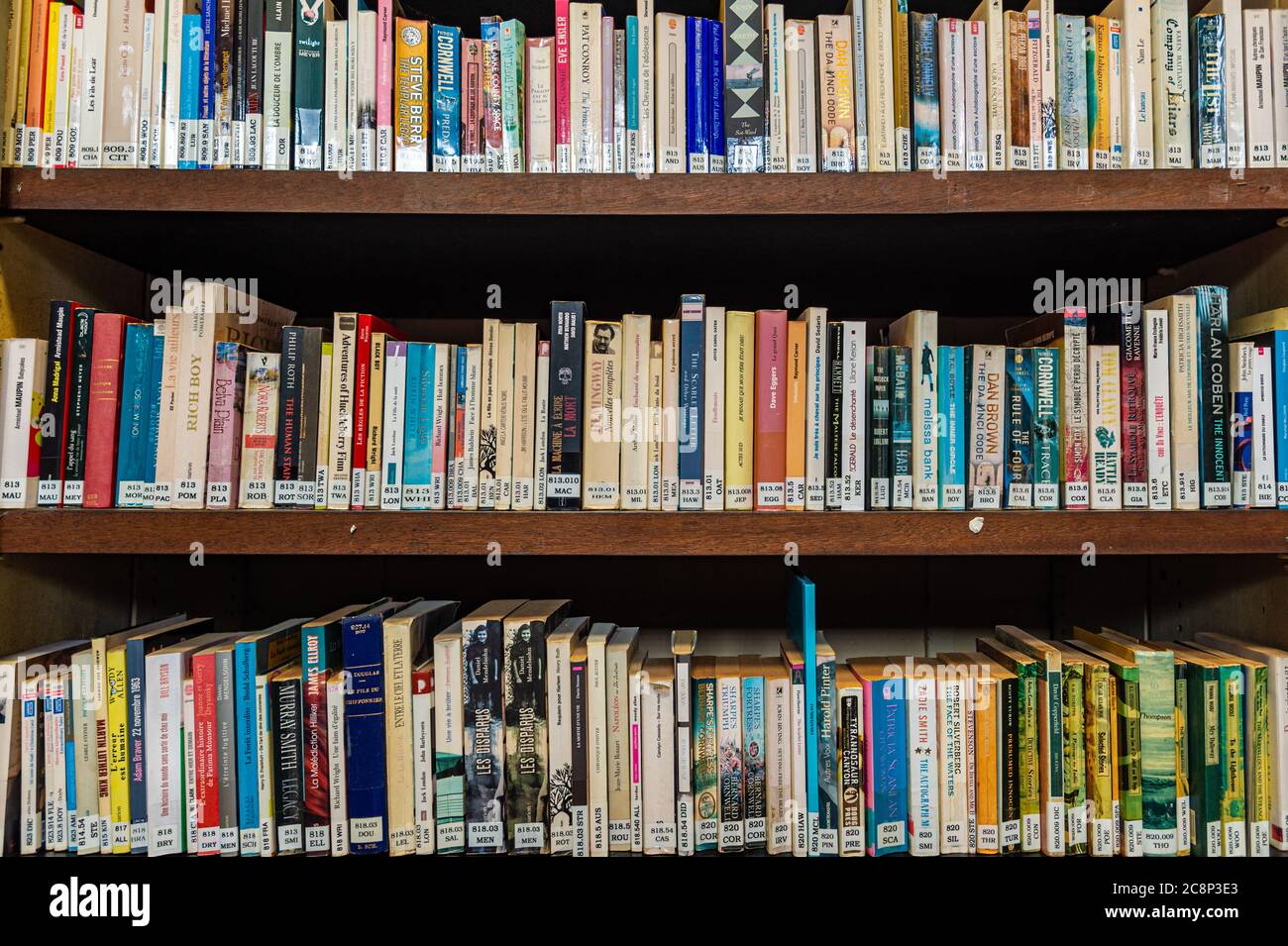 Fort de France, Martinique, France - 21 juillet 2017 : livres sur étagères dans la bibliothèque Schoelcher Banque D'Images