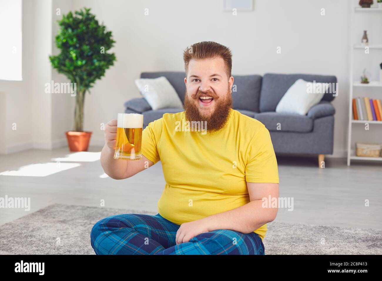 Chat vidéo de conférence en ligne. Fête en ligne avec des amis. Drôle homme tient un verre avec la bière, communique avec des amis vidéo chat appel en ligne à Banque D'Images