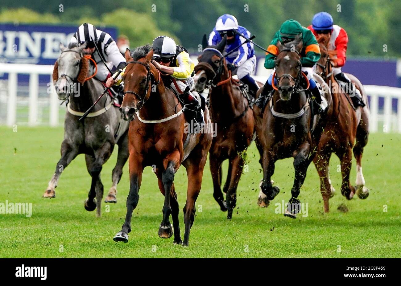 River Nymph monté par le jockey Adam Kirby (deuxième à gauche) gagne le Betfred soutient Jack Berry House handicap à l'hippodrome d'Ascot. Banque D'Images