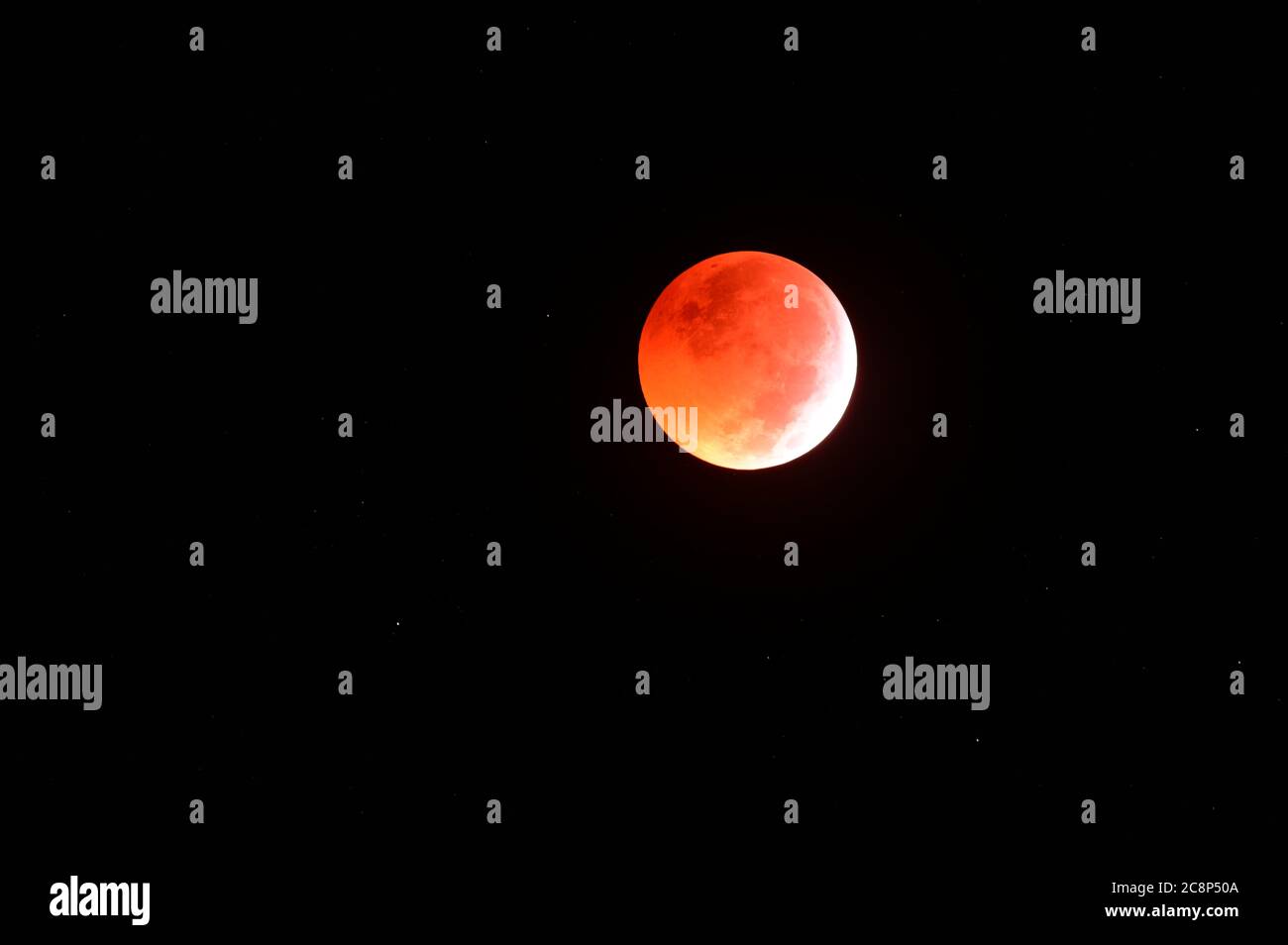 Éclipse lunaire de Toatal: 21 janvier 2019, photographiée juste avant l'éclipse totale, éclipse umbral. Des étoiles d'arrière-plan sont visibles dans cette longue exposition. Banque D'Images