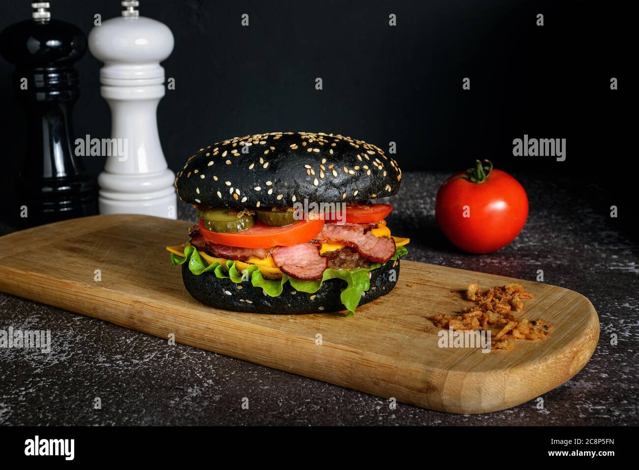 Hamburger noir à base de bœuf, au piment jalapeno Banque D'Images Hamburger noir à base de bœuf, au piment jalapeno Banque D'Images