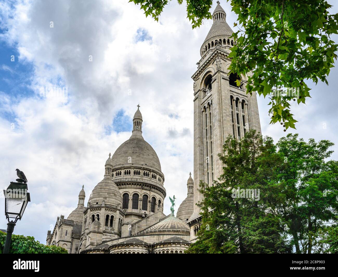 Vue sur la basilique depuis la place Marcel Bleustein Blanchet Banque D'Images