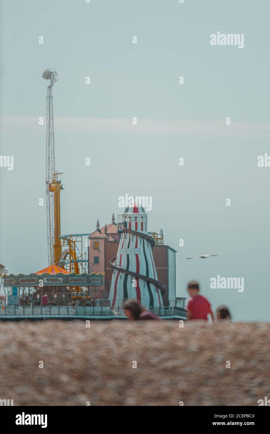 Brighton Pier se déplace en arrière-plan derrière une famille jouant sur la plage 2020 Banque D'Images