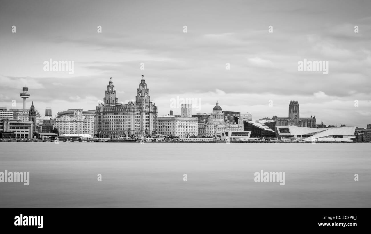 Longue exposition du front de mer emblématique de Liverpool capturé en juillet 2020 de la Seacombe sur le Wirral. Banque D'Images