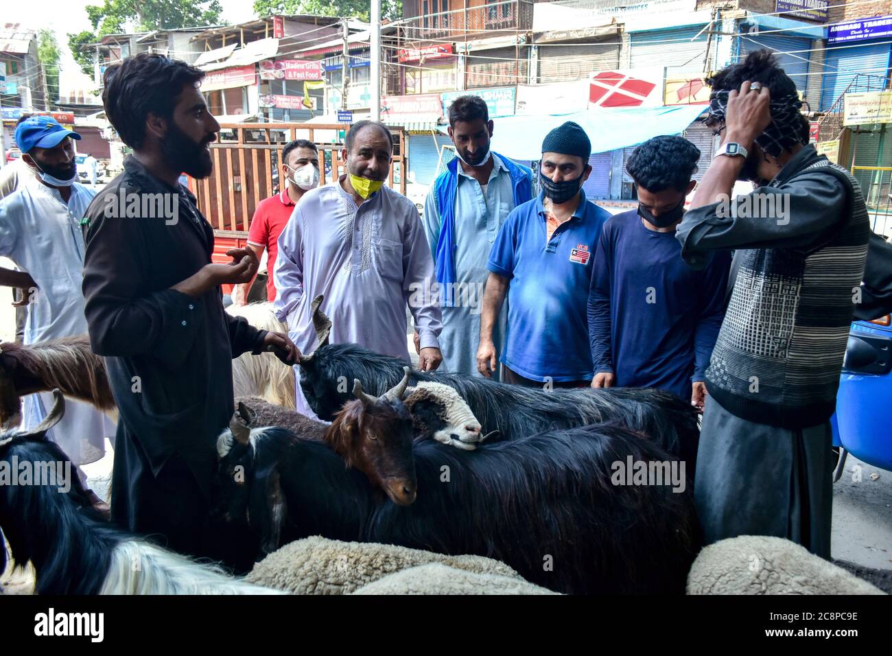 Les gens se rassemblent pour acheter des animaux sacrificiels sur un marché du bétail avant Eid al- Adha.les musulmans du monde entier se préparent à célébrer le festival annuel d'Eid al-Adha, ou le Festival du sacrifice, Ce qui marque la fin du pèlerinage du Hajj à la Mecque et en commémoration de la volonté du prophète Ibraham de sacrifier son fils pour montrer l'obéissance à Dieu. Banque D'Images