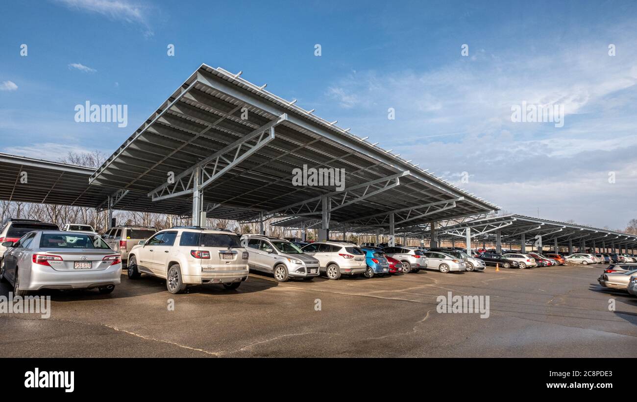 Des panneaux solaires installés à l'hôpital Heywood de Gardner, Massachusetts, fournissent l'électricité à l'hôpital et couvrent les voitures dans le parking. Banque D'Images