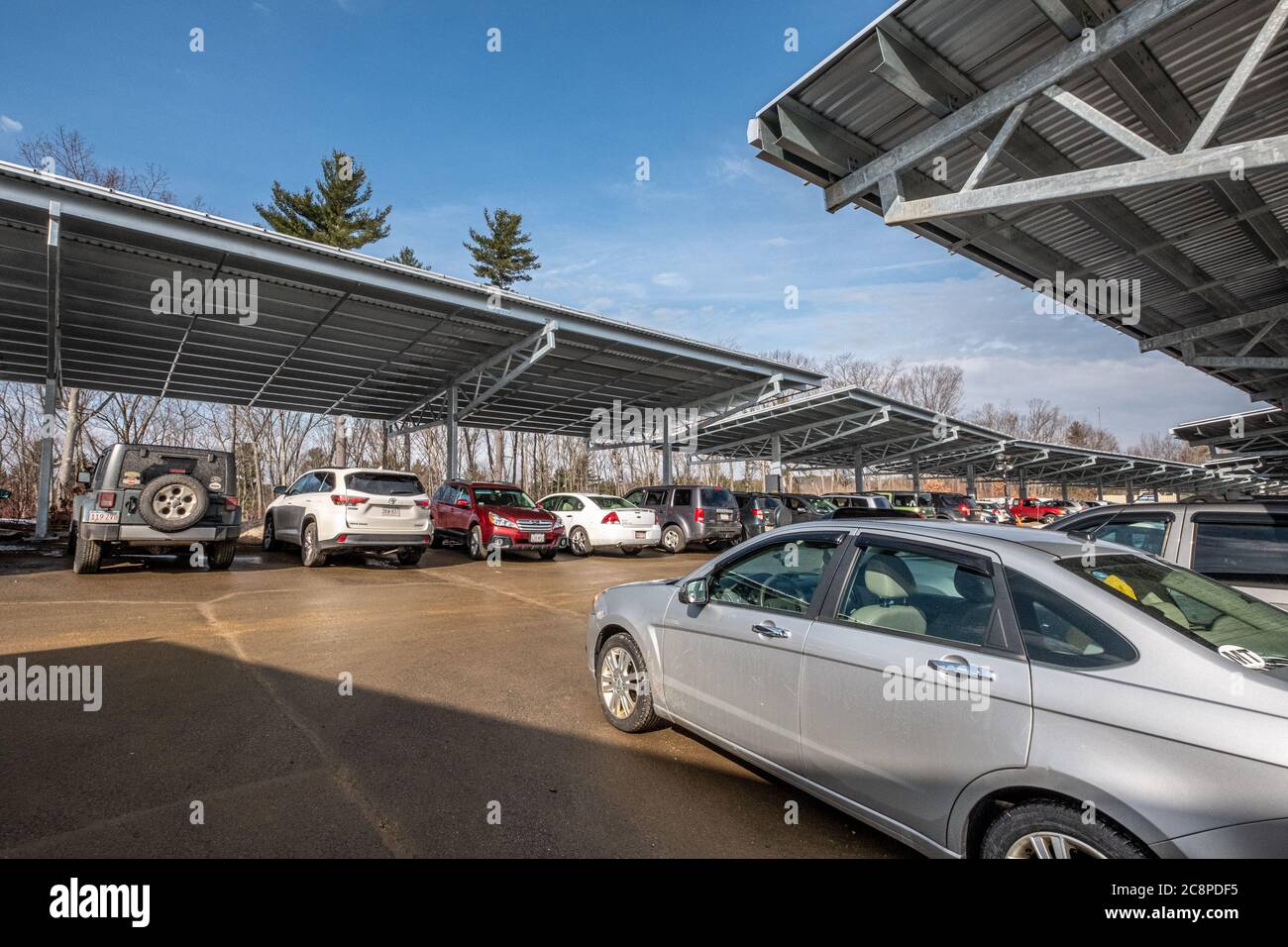 Des panneaux solaires installés à l'hôpital Heywood de Gardner, Massachusetts, fournissent l'électricité à l'hôpital et couvrent les voitures dans le parking. Banque D'Images