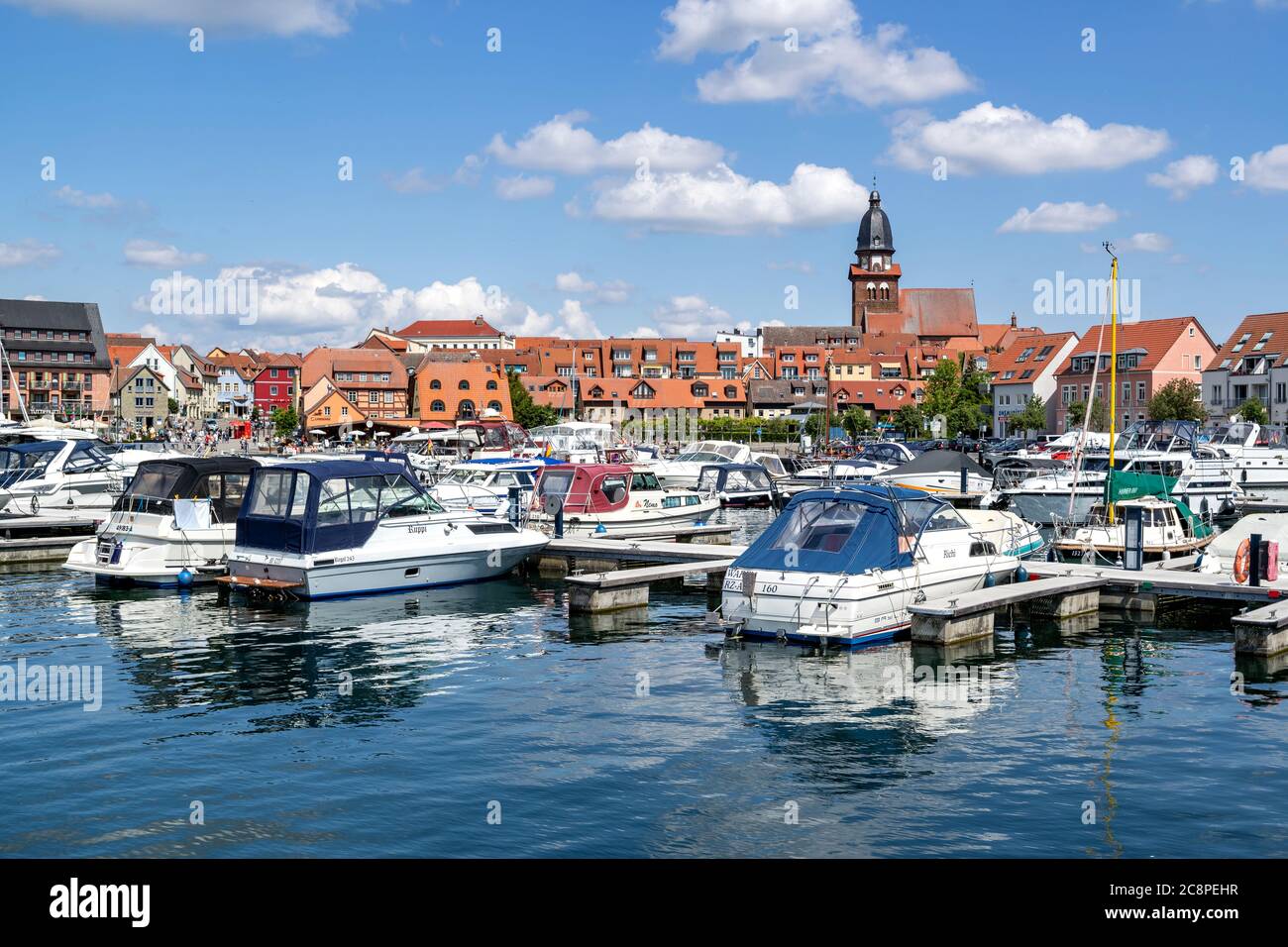 Vue sur le lac de Waren (Müritz), ville et spa climatique dans l'état de Mecklembourg-Poméranie-Occidentale, Allemagne Banque D'Images