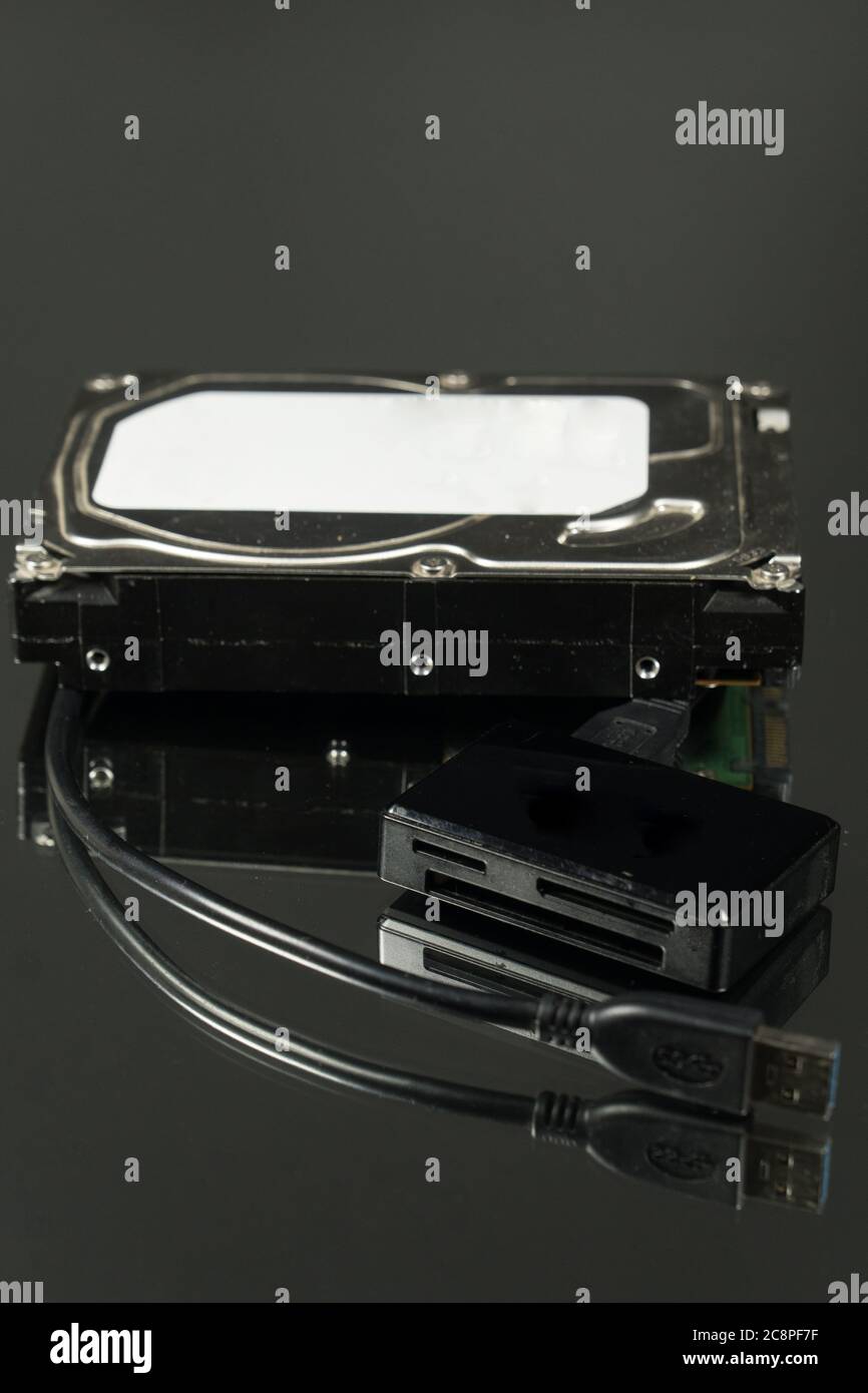 Lecteur de carte universel et disque dur isolés sur fond noir Banque D'Images