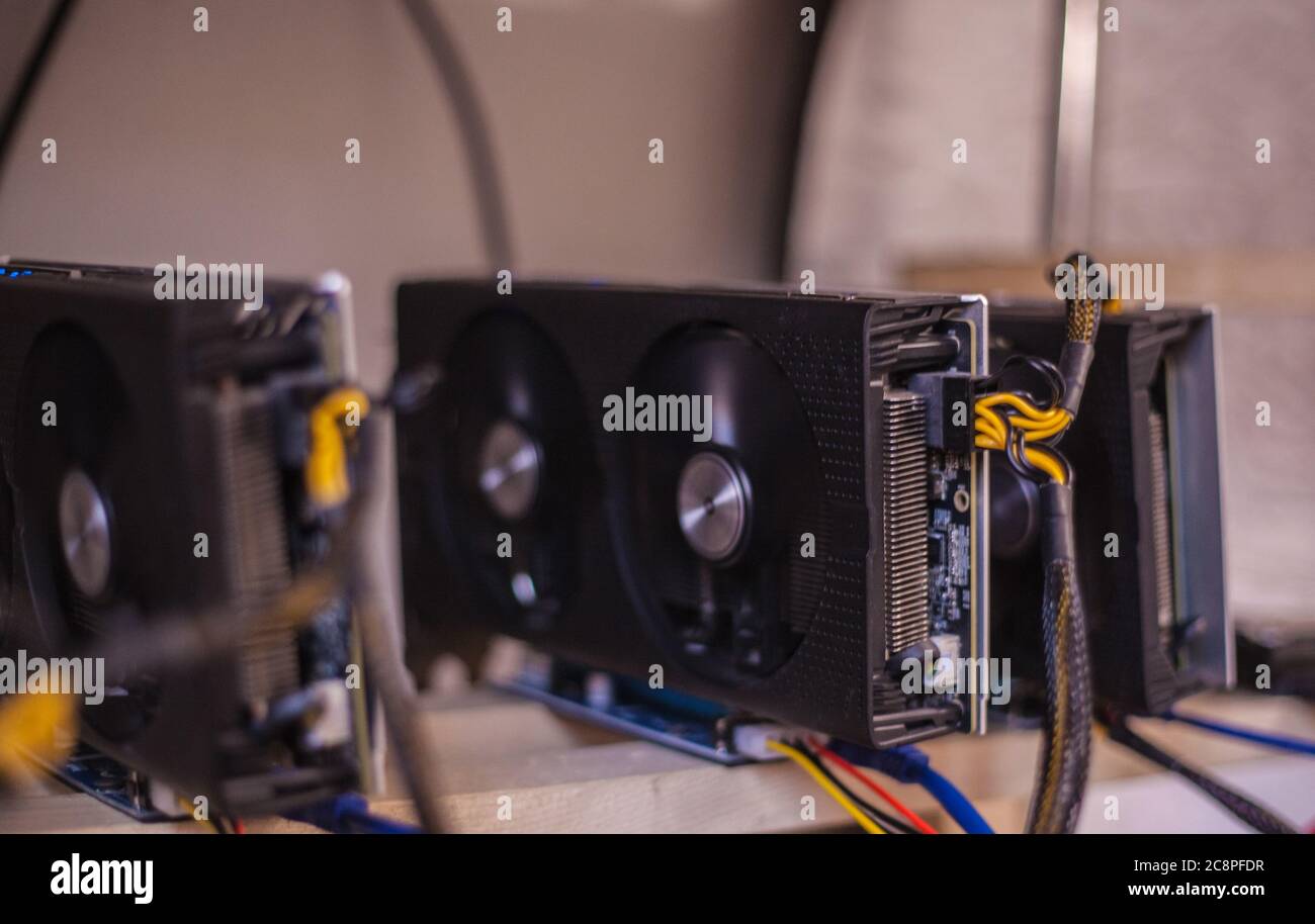 Cartes vidéo avec sur des étagères reliées à une ferme pour obtenir de l'argent électronique. Banque D'Images