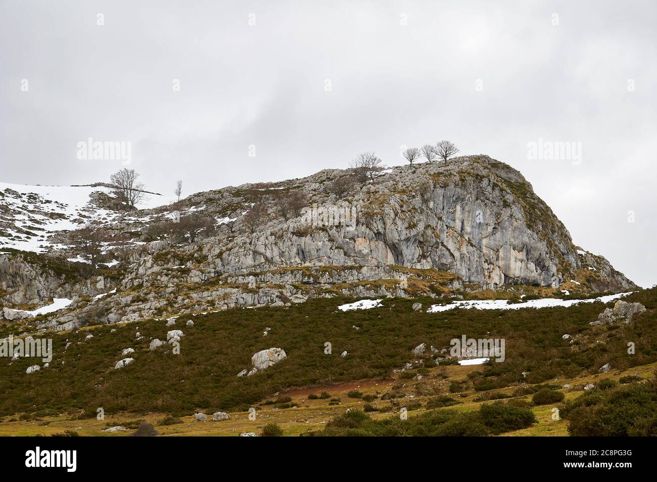 Pic du Pico Mosquital près du lac glaciaire de la Ercina par une journée nuageux avec des restes de neige (Cangas de Onís, Parc national Picos de Europa, Asturies, Espagne) Banque D'Images