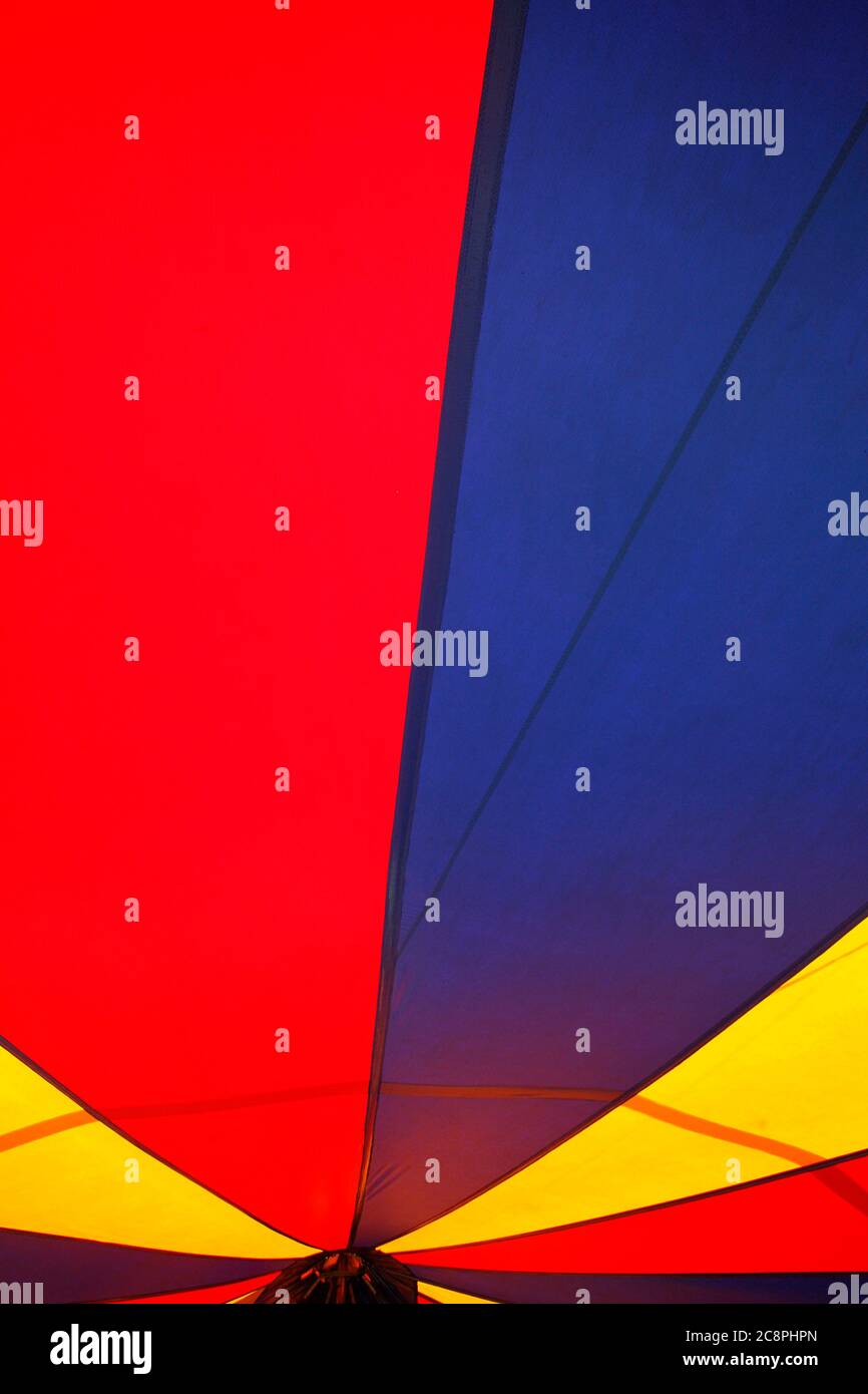 haut de tente de cirque coloré vu de l'intérieur Banque D'Images