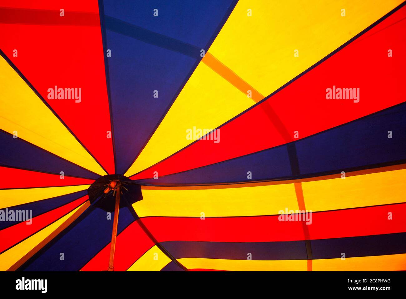 haut de tente de cirque coloré vu de l'intérieur Banque D'Images