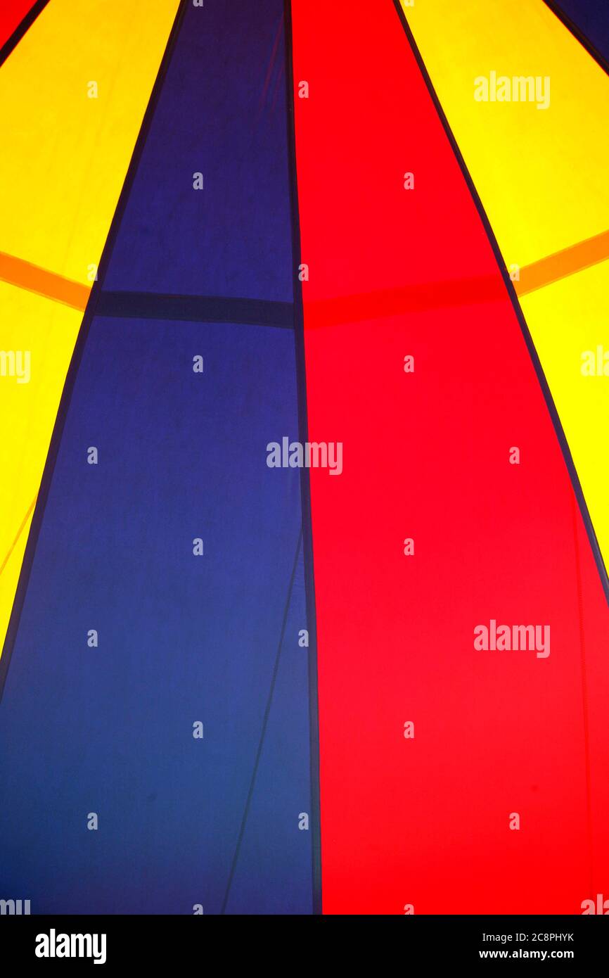 haut de tente de cirque coloré vu de l'intérieur Banque D'Images