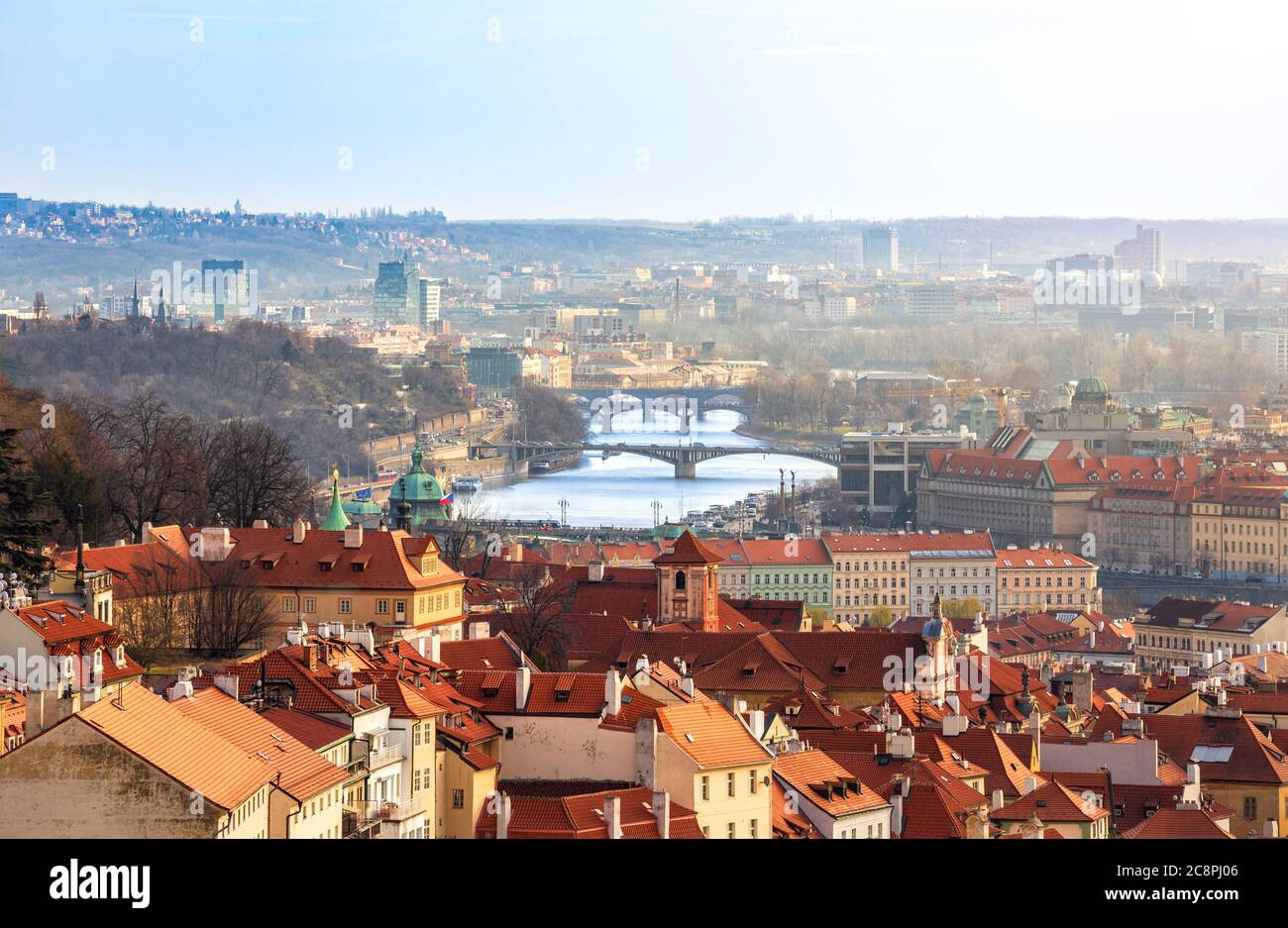 Vue depuis le monastère de Strahov sur les toits de tuiles rouges et les ponts sur la Vltava, Prague, République tchèque Banque D'Images