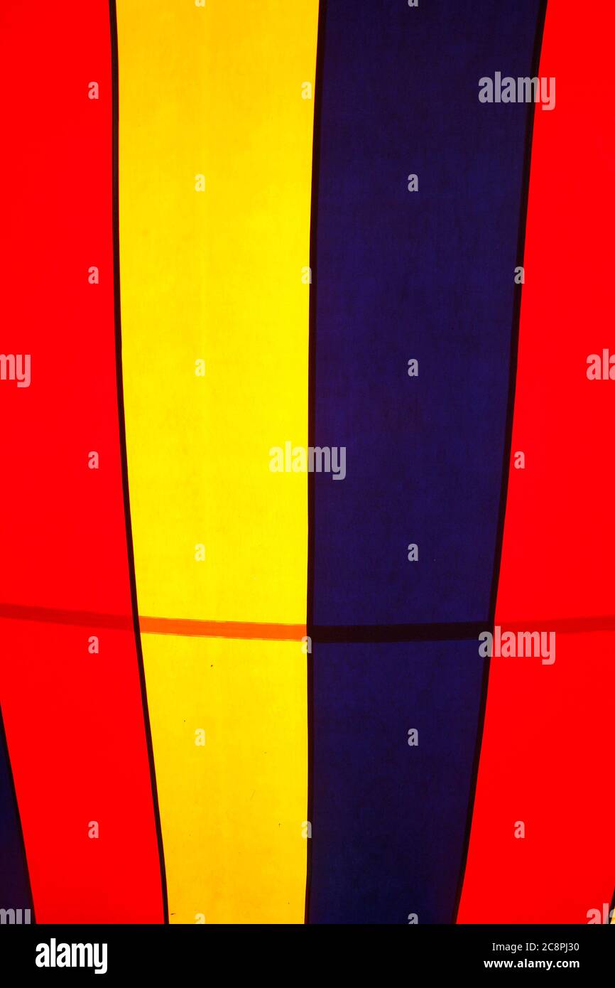 haut de tente de cirque coloré vu de l'intérieur Banque D'Images
