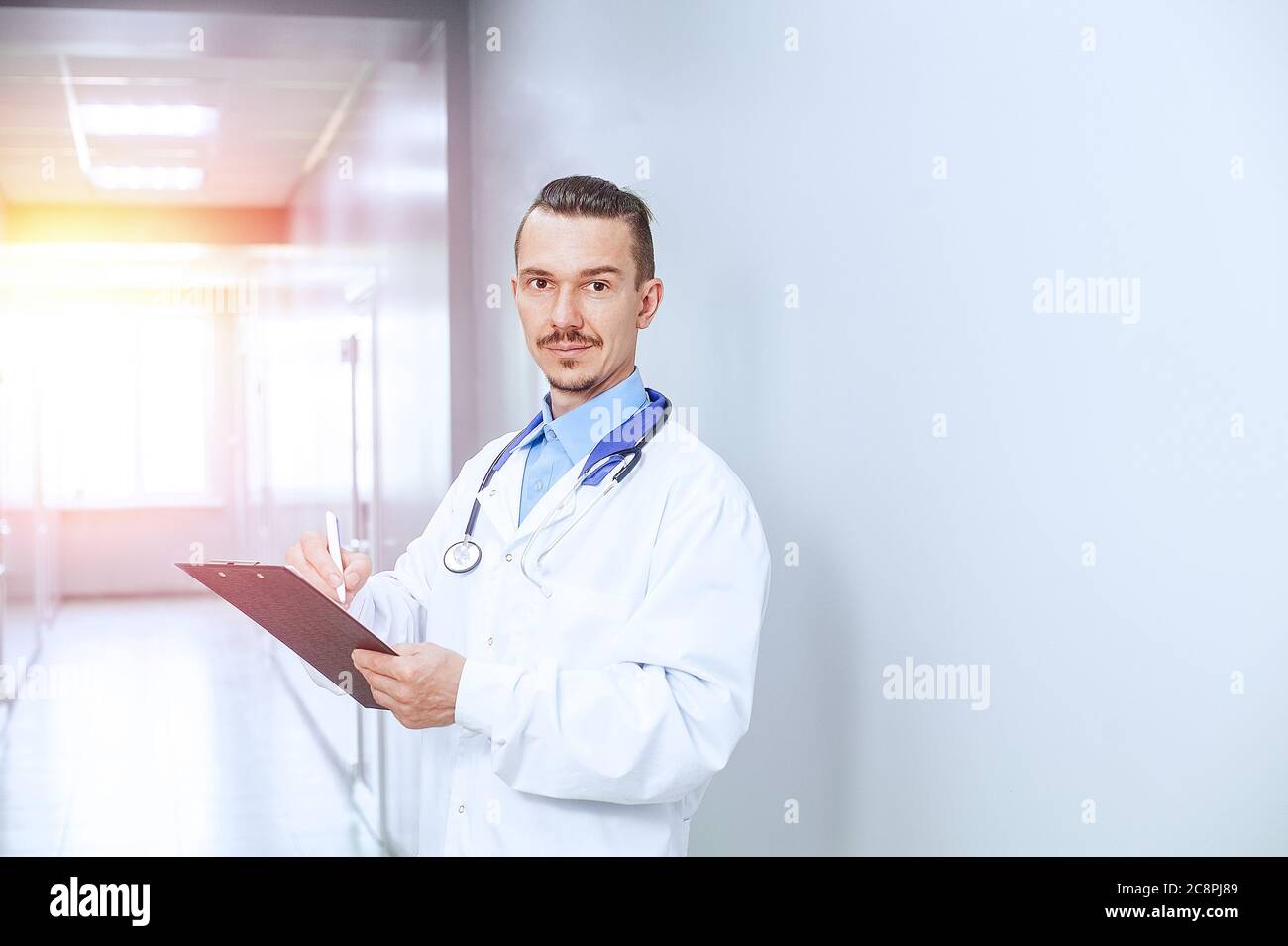 jeune médecin avec stéthoscope dans la salle d'hôpital Banque D'Images