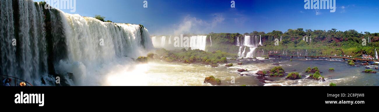 Paysage panoramique de Cataras do Iguaçu, également connu comme chutes d'Iguaçu à la frontière du Brésil et de l'Argentine. L'eau de gorge du diable tombe visible avec Banque D'Images