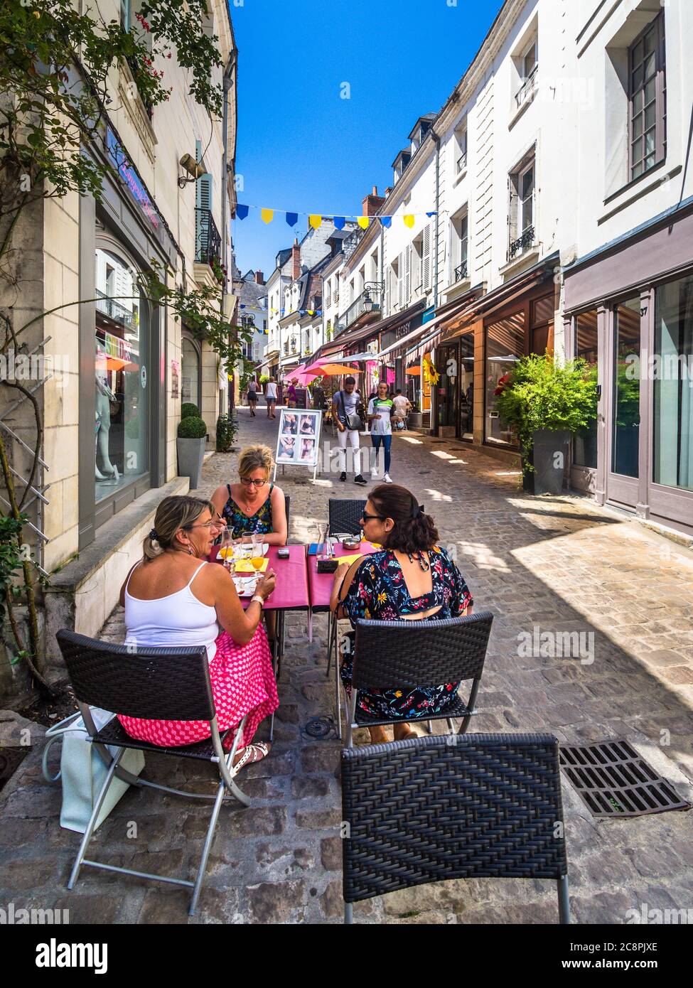 Restaurant extérieur tables avec dîneurs sur la Grande rue, Loches, Indre-et-Loire, France. Banque D'Images