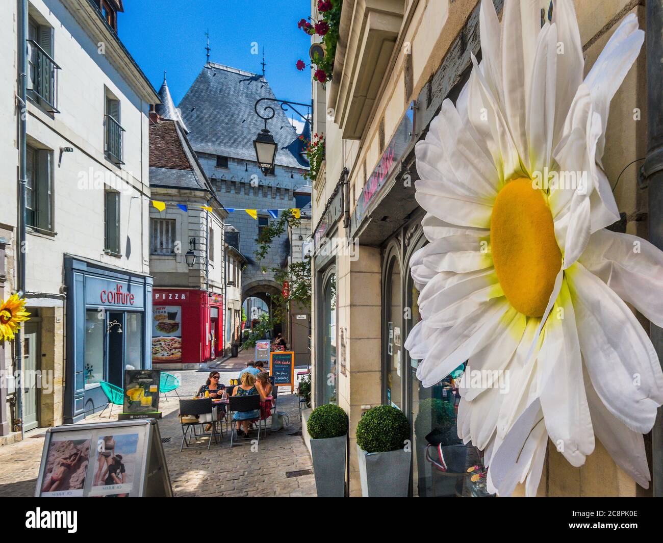 Restaurant extérieur tables avec dîneurs sur la Grande rue, Loches, Indre-et-Loire, France. Banque D'Images