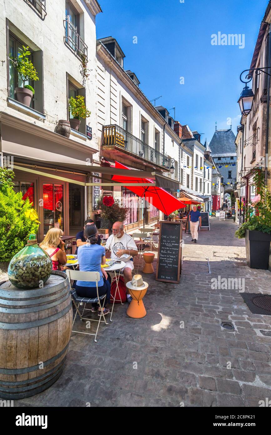Restaurant extérieur tables avec dîneurs sur la Grande rue, Loches, Indre-et-Loire, France. Banque D'Images