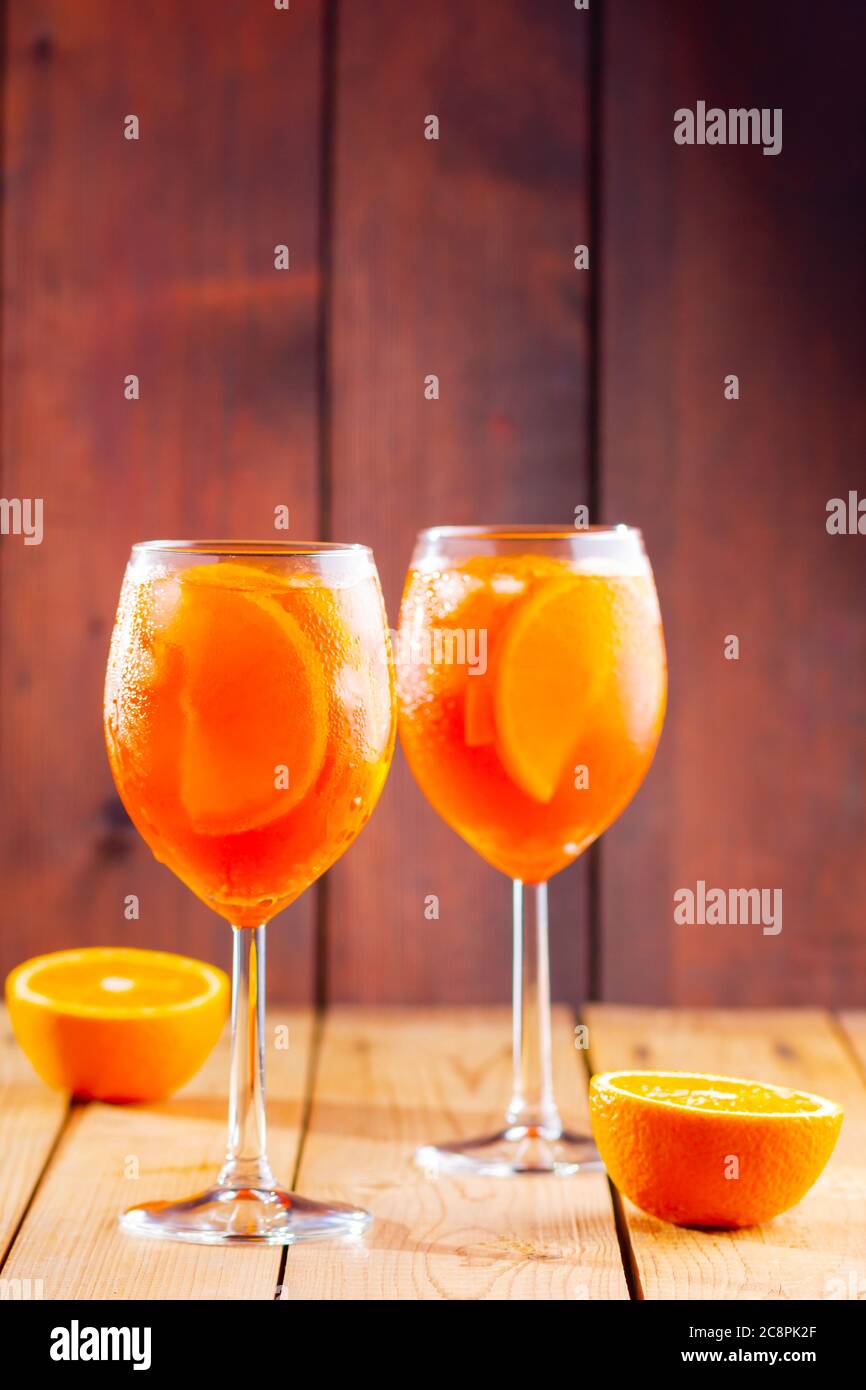 Deux Verres De Cocktail Aperol Spritz Isolé Sur Fond Blanc Banque D'Images  et Photos Libres De Droits. Image 79040246