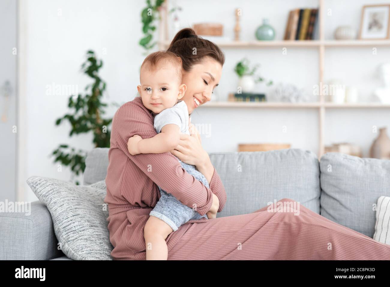 Mere Bebe Bonding Une Maman Aimante Qui Calin Son Adorable Bebe A La Maison Photo Stock Alamy