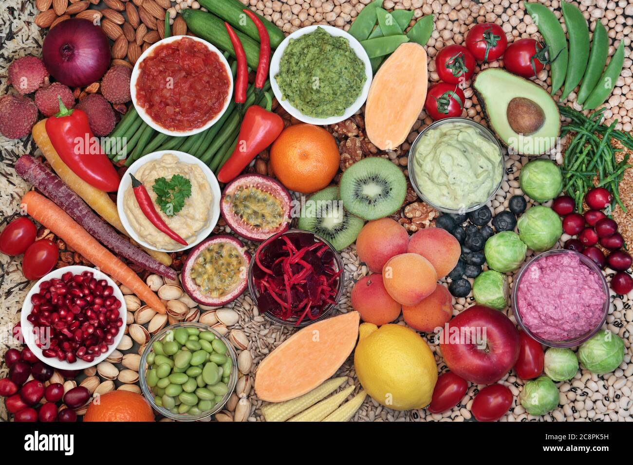 Aliments santé pour les végétaliens manger avec des aliments riches en protéines, anthocyanes, vitamines, minéraux, oméga 3, glucides intelligents, antioxydants et fibres. Banque D'Images