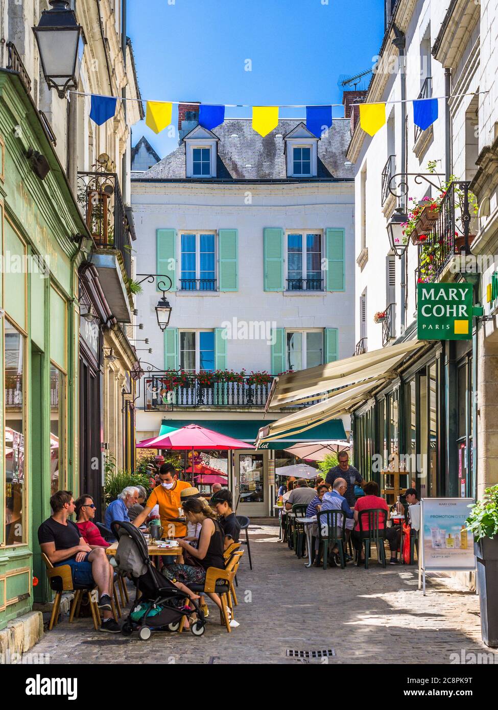 Restaurant extérieur tables avec dîneurs sur la Grande rue, Loches, Indre-et-Loire, France. Banque D'Images