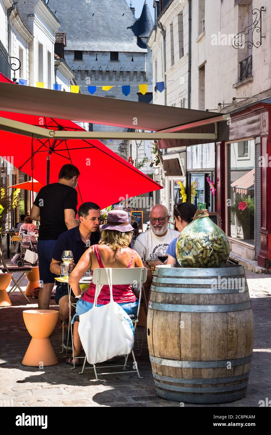 Restaurant extérieur tables avec dîneurs sur la Grande rue, Loches, Indre-et-Loire, France. Banque D'Images