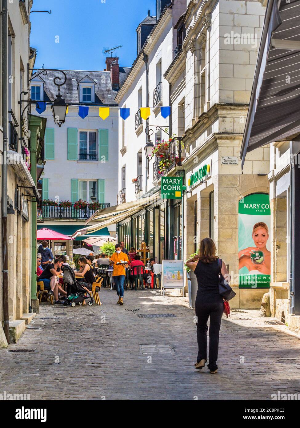 Restaurant extérieur tables avec dîneurs sur la Grande rue, Loches, Indre-et-Loire, France. Banque D'Images