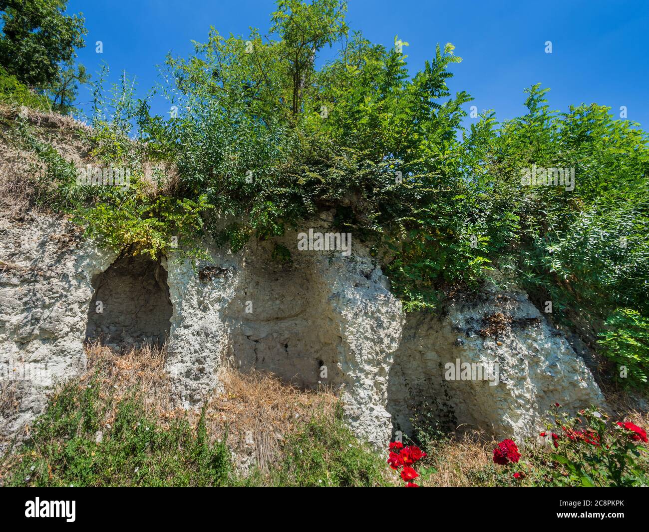 Vestiges de silos à grains du XIe siècle excavés de calcaire - Betz-le-Château, Indre-et-Loire, France. Banque D'Images