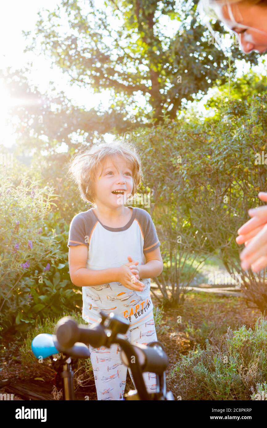 garçon de 5 ans avec son vélo dans la lumière du matin Banque D'Images