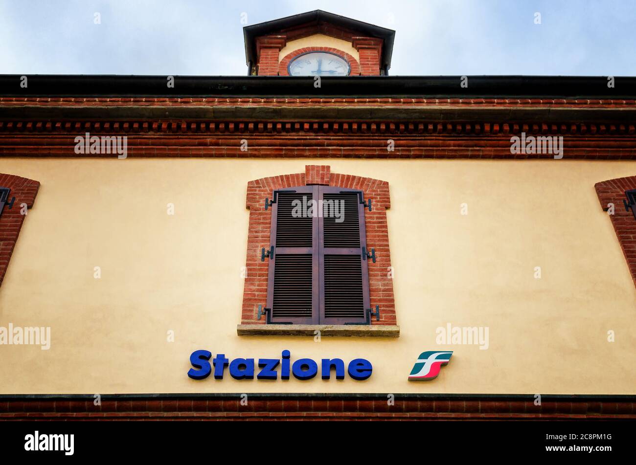 ALBA, ITALIE - 18 DÉCEMBRE 2017 : façade d'une gare historique italienne (stazione) avec le logo de Ferrovie dello Stato (les chemins de fer nationaux c Banque D'Images