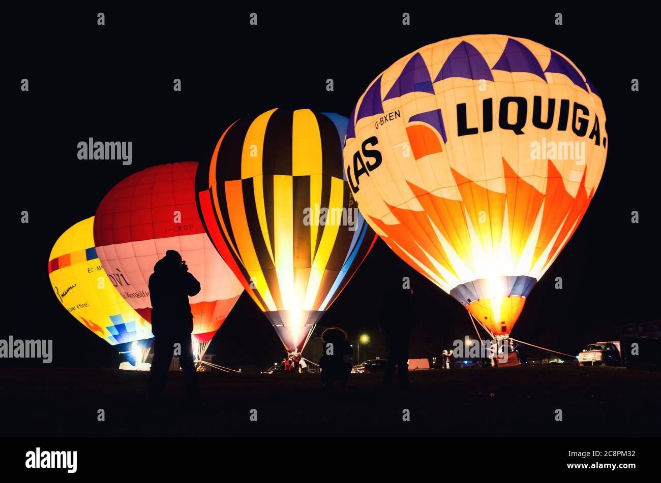 Mondovì, ITALIE – 5 JANVIER 2019 : spectacle nocturne de ballons à air chaud, avec des photographes en premier plan, pendant le festival épiphanie traditionnel de Mondov Banque D'Images