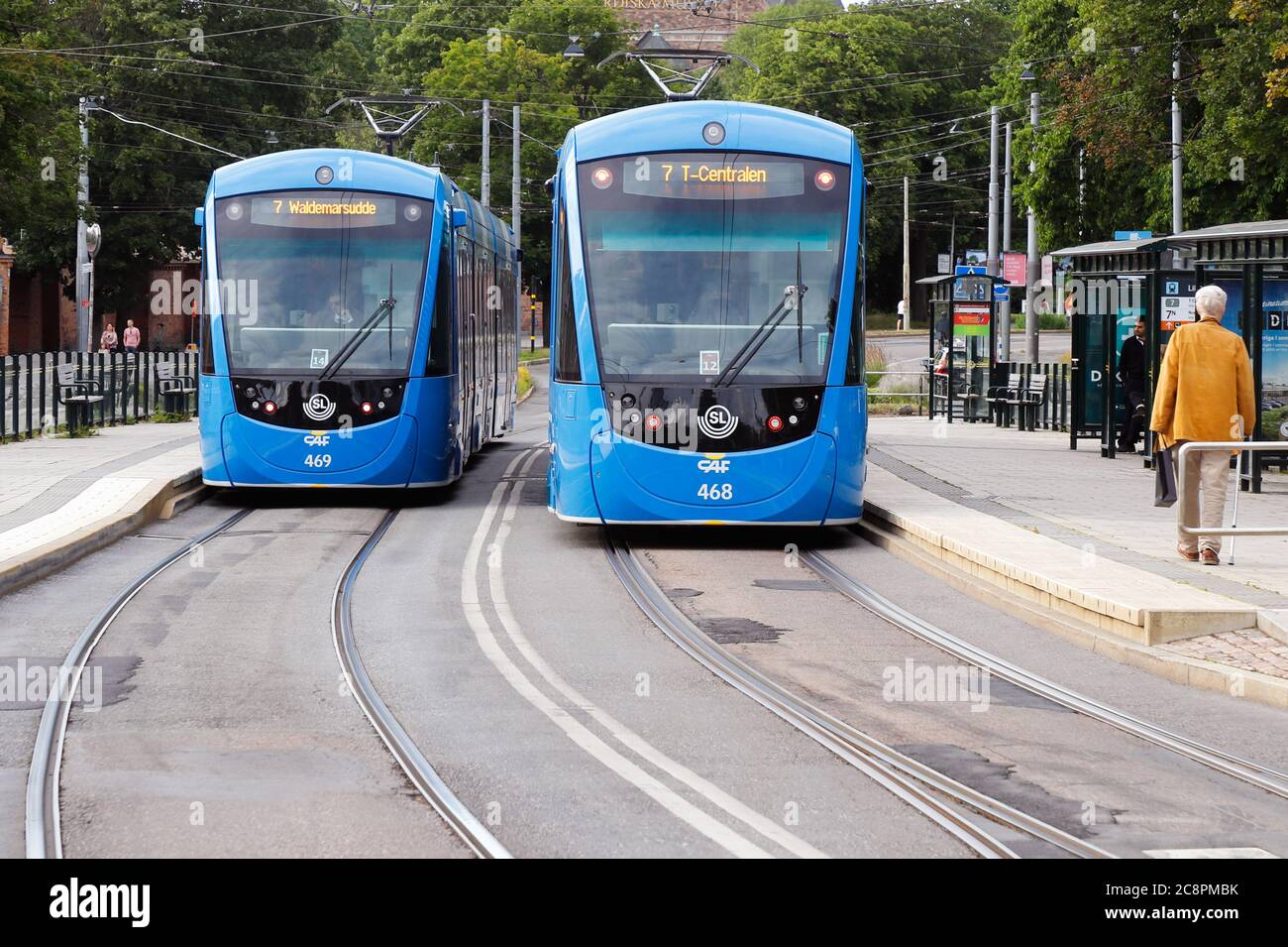 Stockholm, Suède - 24 juillet 2020 : deux tramways bleus modernes, ligne 7, à l'arrêt près de Gronalund sur l'île de Djurgarden. Banque D'Images