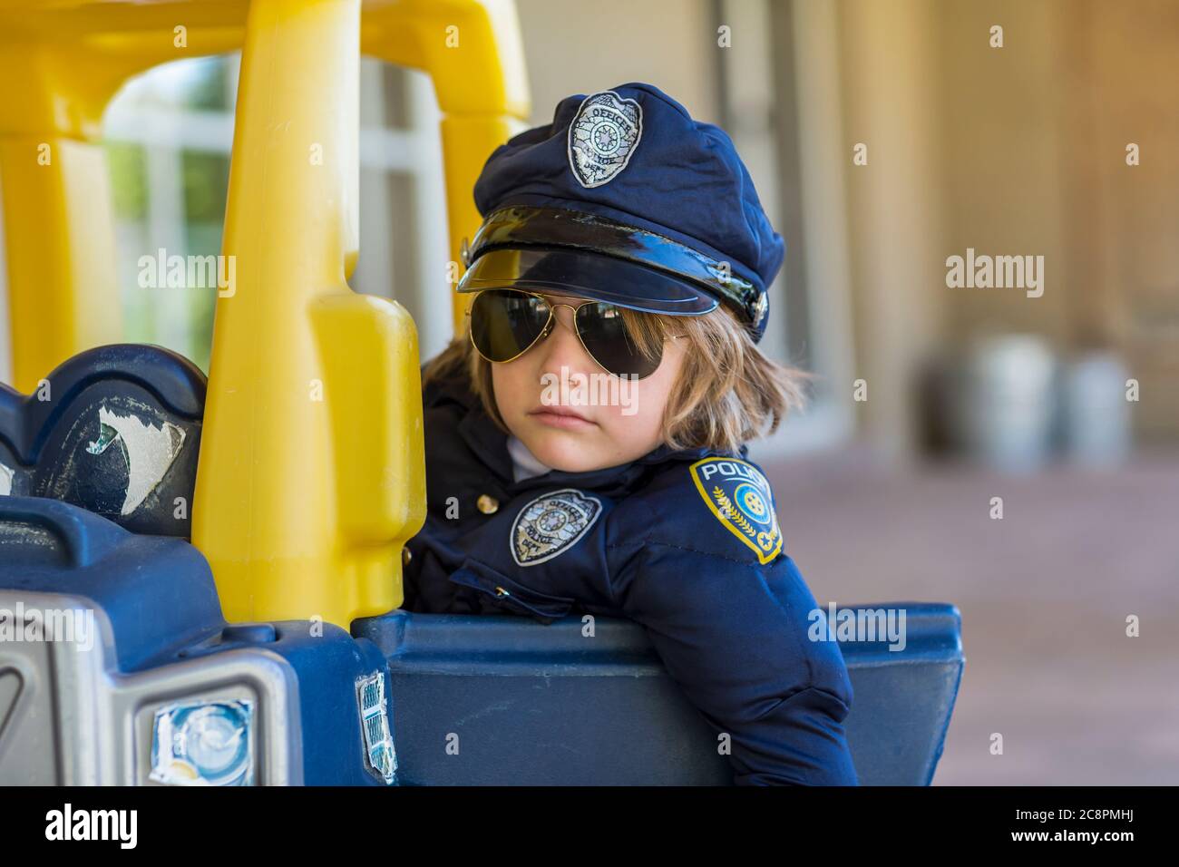 garçon de 4 ans habillé comme policier Banque D'Images