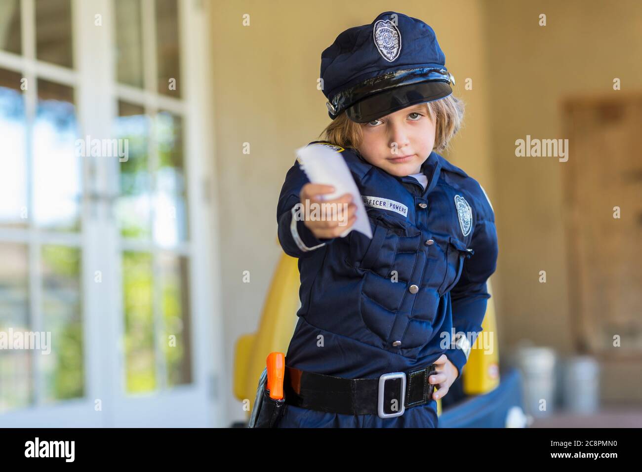 garçon de 4 ans habillé comme policier Banque D'Images