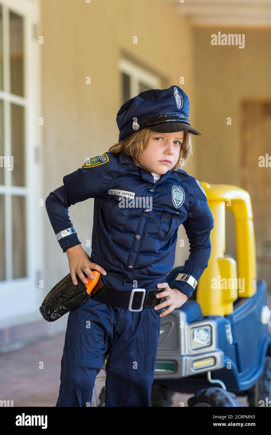 garçon de 4 ans habillé comme policier Banque D'Images