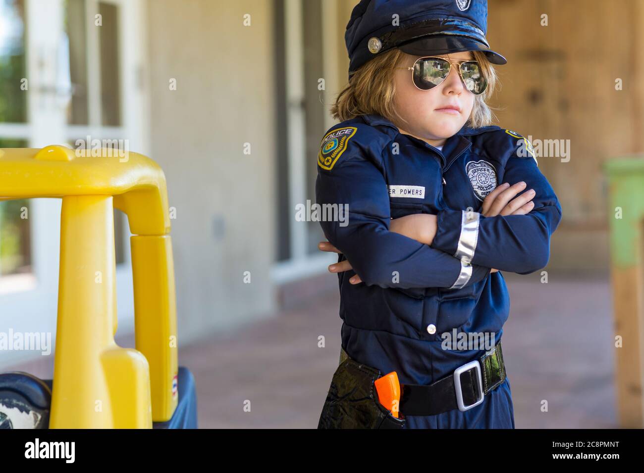 garçon de 4 ans habillé comme policier Banque D'Images