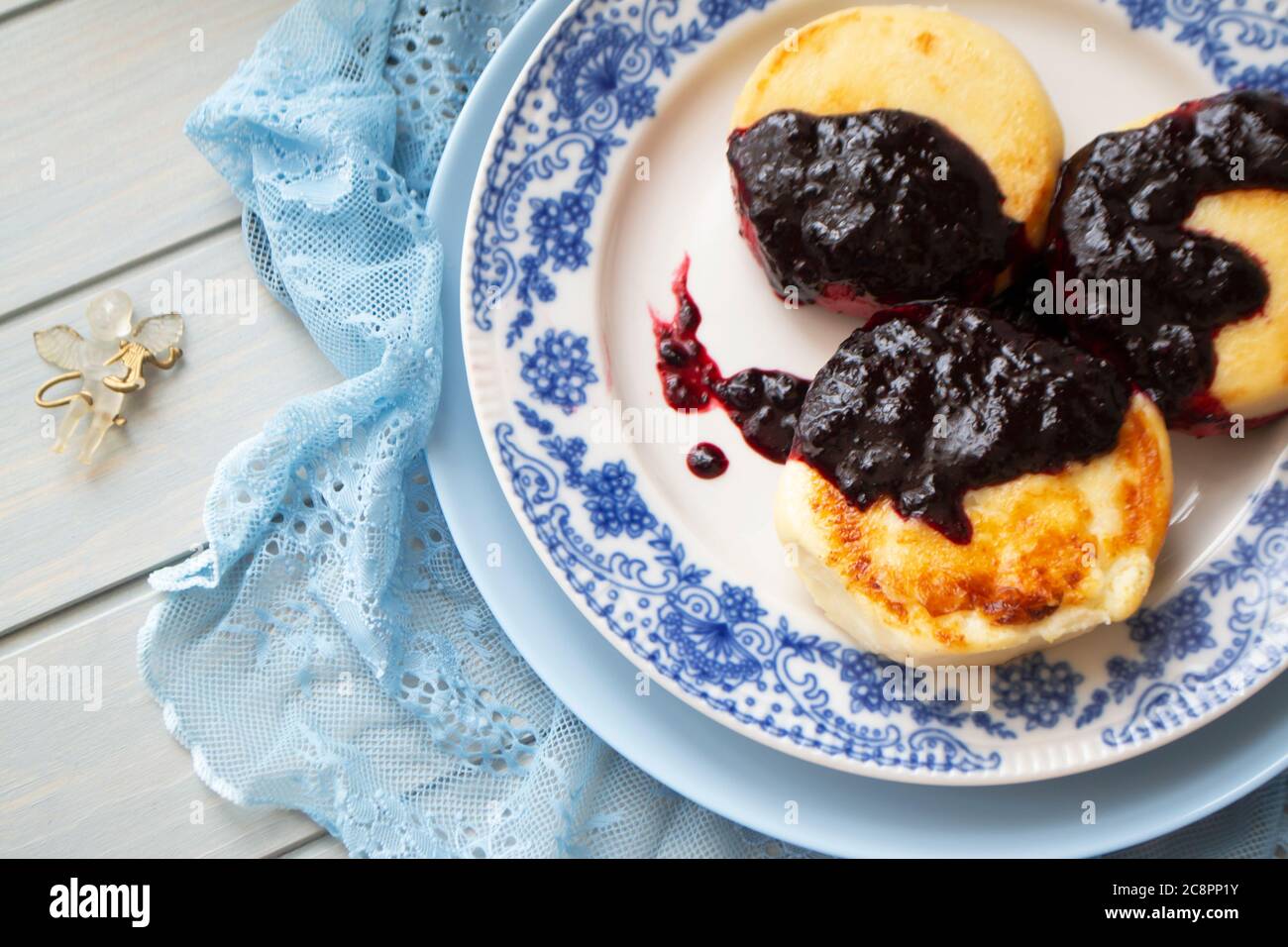 cheesecakes ou crêpes de fromage cottage avec confiture Banque D'Images