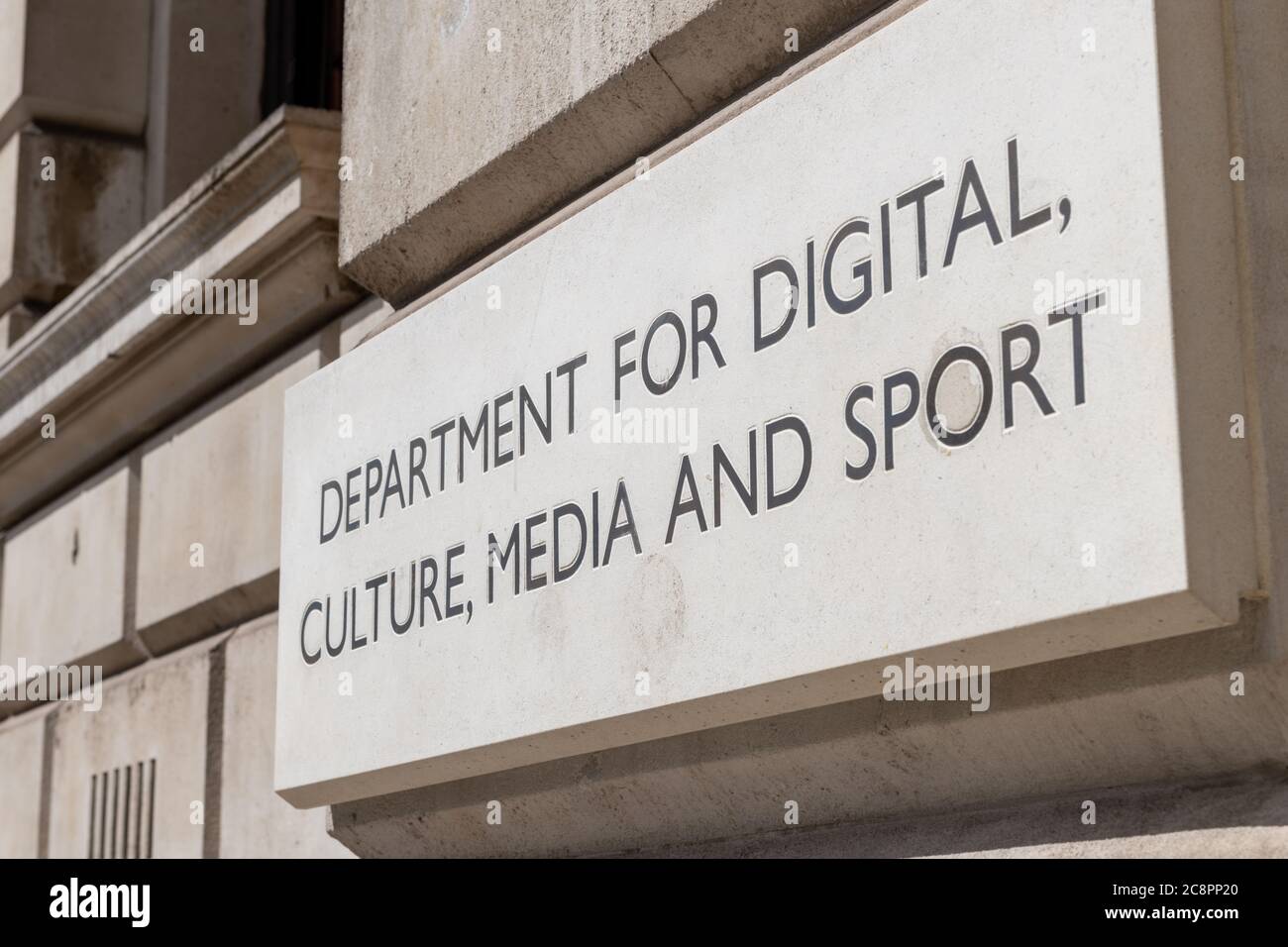 La plaque signalétique à l'entrée des bureaux gouvernementaux du ministère du numérique, de la Culture, des médias et du Sport. Banque D'Images