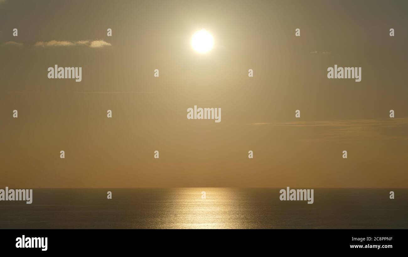 Coucher de soleil et réflexions dans la mer Cantabrique, pays Basque. Banque D'Images