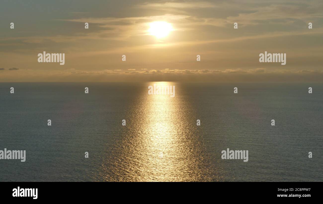 Coucher de soleil et réflexions dans la mer Cantabrique, pays Basque. Banque D'Images
