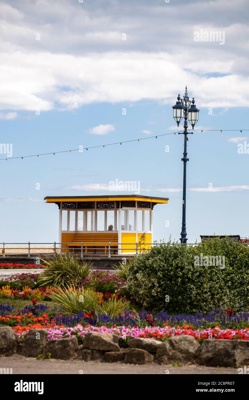 Yellow bus Shelter Bench, esplanade Southsea, Portsmouth, Hampshire, Royaume-Uni Banque D'Images