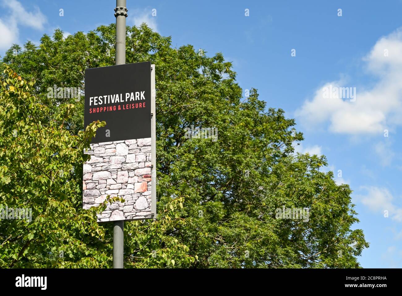 Ebbw Vale, pays de Galles - 2020 juillet : panneau devant le centre commercial Festival Park à Ebbw Vale. Le centre est sur le site du Festival national du jardin Banque D'Images