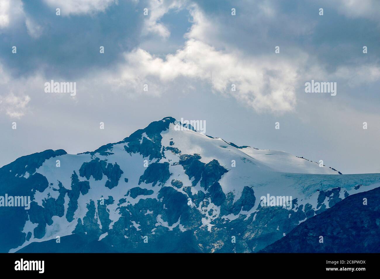 Un sommet de montagne enneigé le long du col du Yukon à Skagway, Alaska, États-Unis Banque D'Images