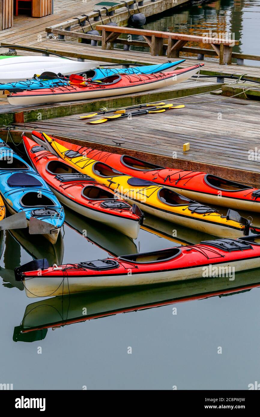 Kayaks colorés sur la jetée avec des eaux calmes sur Ketchikan, Alaska, Etats-Unis Banque D'Images