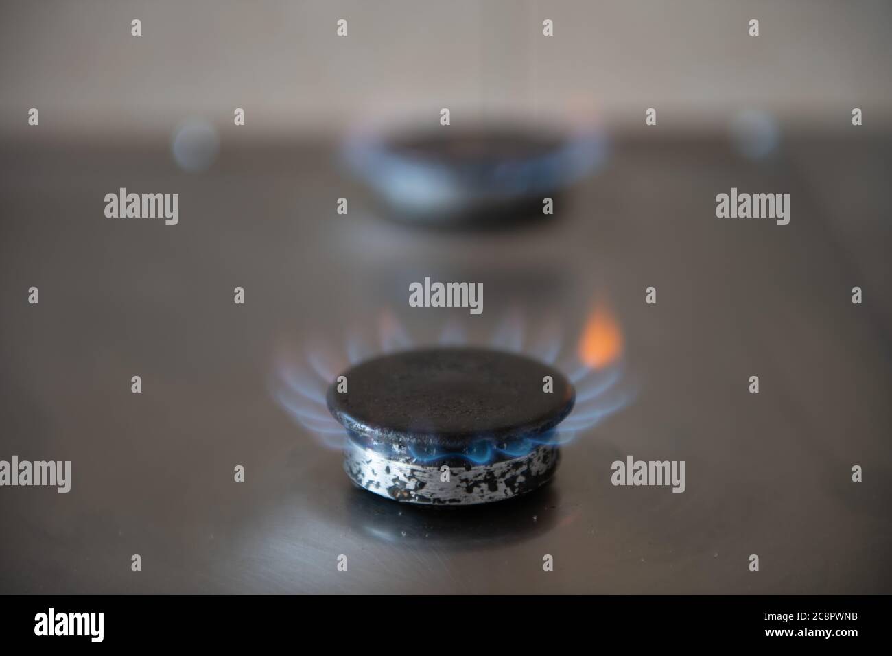 Feu de gaz sur une plaque de cuisson. Banque D'Images
