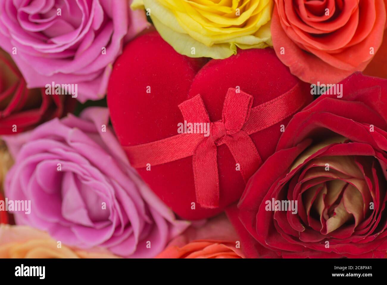Beauté roses fleurs et anneau dans une boîte en forme de coeur. Banque D'Images